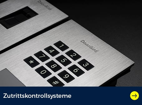Eine Nahaufnahme zeigt ein gebürstetes Edelstahl-Zugangskontrollsystem mit einem Ziffernfeld und einem Fingerabdruck-Scanner von Doorbird .