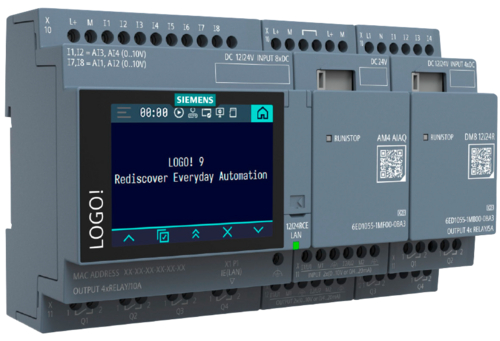 Ein grau-blaues Siemens LOGO! 9 Logikmodul mit zwei angekoppelten Erweiterungsmodulen und Displayanzeige.