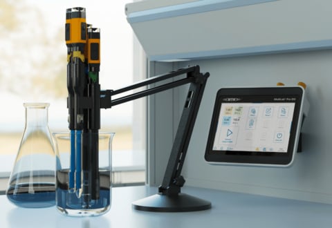 Ein WTW MultiLab Pro IDS Messgerät in einem Laboraufbau mit einem digitalen Touch-Display und einem Gelenkarm, der mehrere Sensoren in ein mit blauer Flüssigkeit gefülltes Becherglas hält.