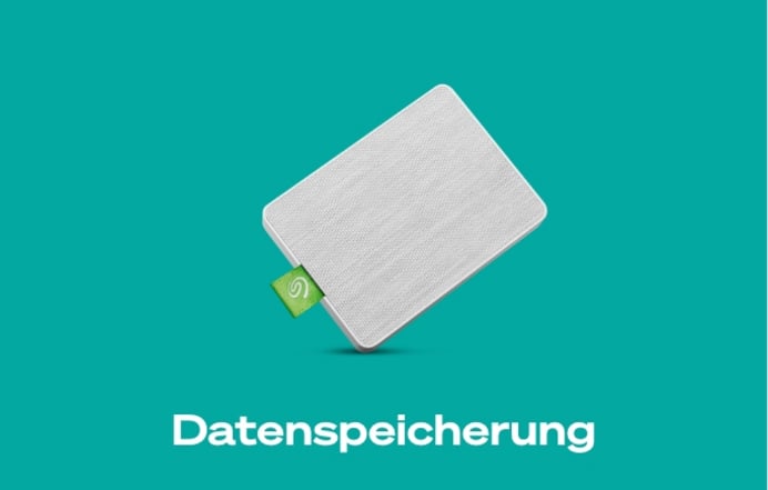  Ein türkisgrüner Kasten zeigt eine diagonal liegende weiße externe Festplatte und einer kleinen grünen SD-Karte mit dem Seagate-Logo, darunter steht in weißer Schrift "Datenspeicherung".