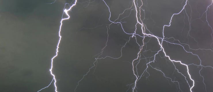 ESD-Simulation: verzweigte Blitze auf dunklem Hintergrund