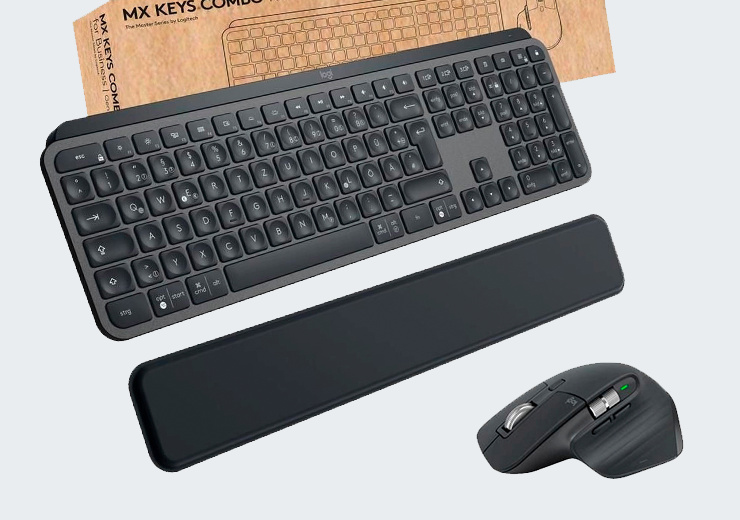 Schwarze Logitech-Tastatur mit Handballenauflage, ergonomischer Maus und Produktverpackung.