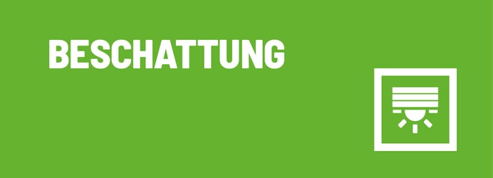 Ein grünes Banner mit dem weißen, in Großbuchstaben geschriebenen Wort „BESCHATTUNG“ und einem weißen, quadratisch eingerahmten Symbol für eine Jalousie bzw. Beschattung auf der rechten Seite.