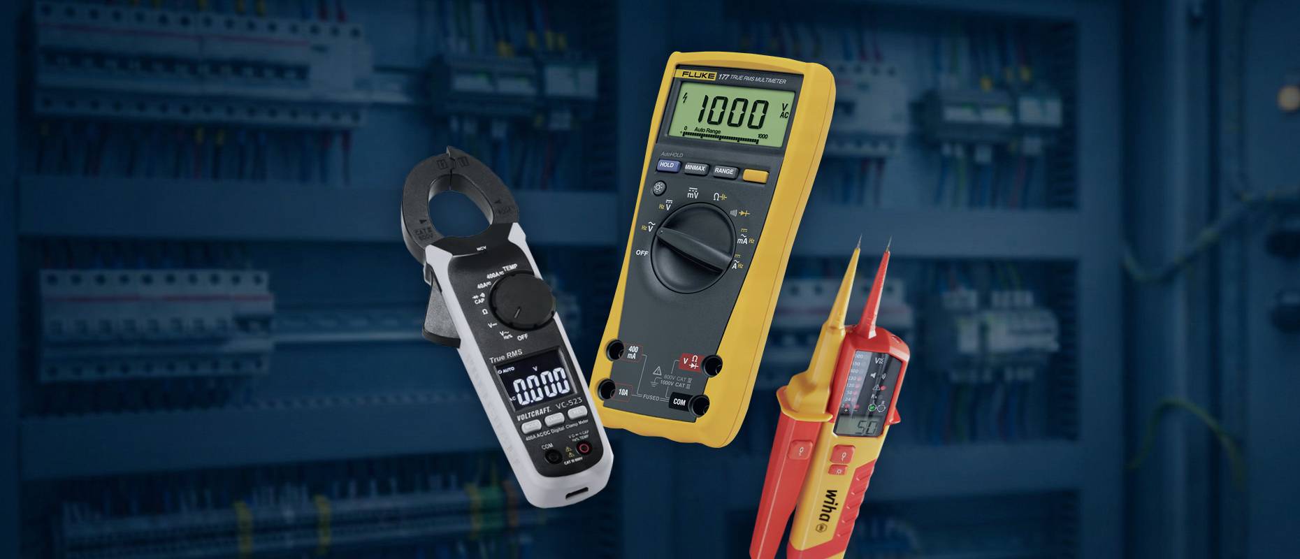 Measuring device is used on server cables. Text:"Accurate results thanks to high-quality measurement technology".