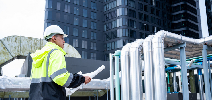 Un planificateur avec une veste de protection et un casque de sécurité sur un chantier terminé