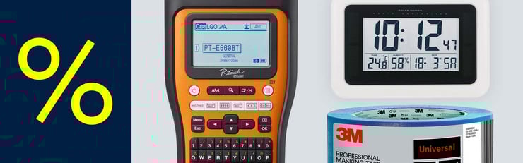 Une étiqueteuse, une horloge murale et un morceau de ruban adhésif sont placés à côté d'un symbole de pourcentage.