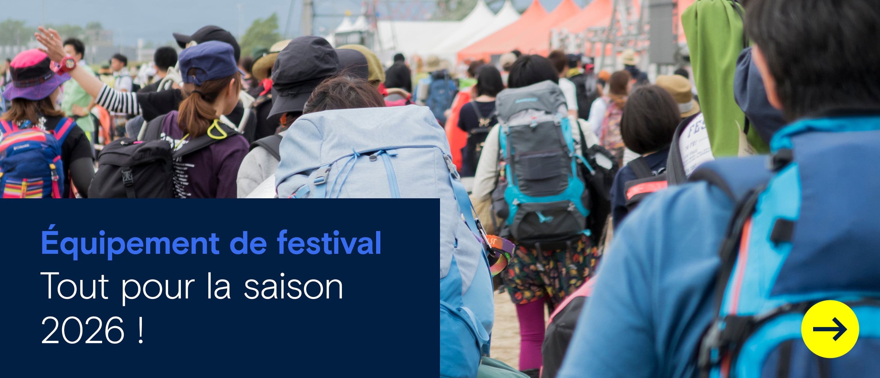 Des festivaliers avec de grands sacs à dos sur un terrain de festival avec le texte ‘Équipement de festival – Tout pour la saison des festivals 2026’.
