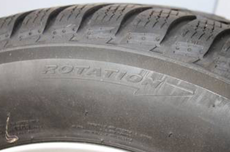 Gros plan d'un pneu avec l'inscription ROTATION