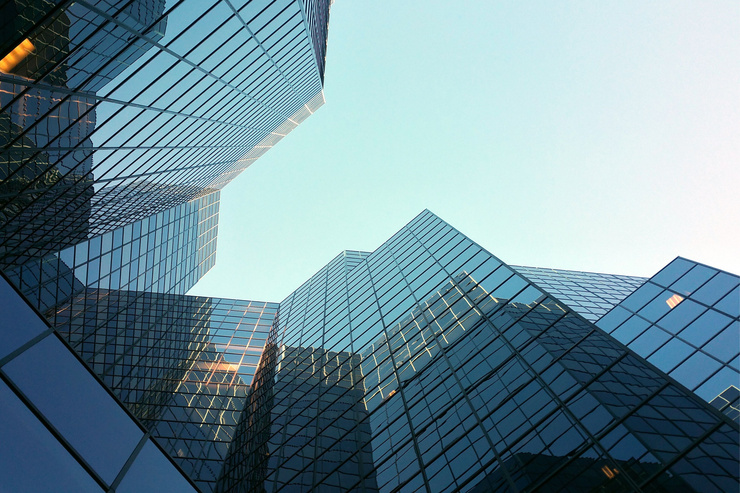 Immeuble de bureaux moderne avec façade en verre sur fond de ciel dégagé