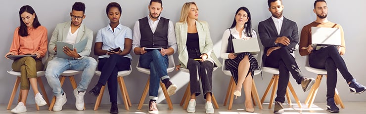 Fig. Personnes toutes assises et lisant sur un ordinateur portable ou une tablette sur une chaise