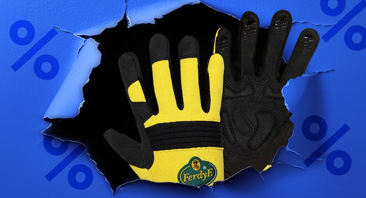 Une paire de gants de travail jaune et noir de la marque FerdyF sort d'un papier bleu déchiré avec le symbole pourcentage.