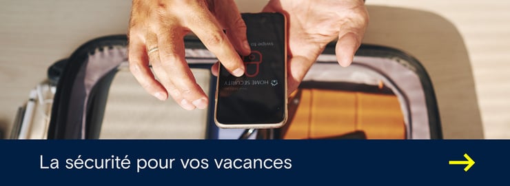 Visuel promotionnel montrant une personne utilisant une application de sécurité sur son smartphone avec le texte « Sécurité pour vos vacances » pour protéger ses effets personnels en voyage.