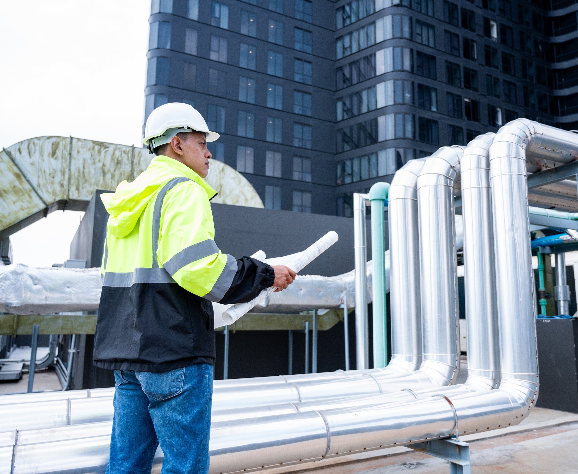 Un planificateur avec une veste de protection et un casque de sécurité sur un chantier terminé