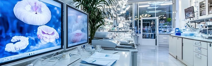 Photo d'un laboratoire médical moderne pour des travaux de recherche scientifique avec gros plan sur un poste de travail informatique