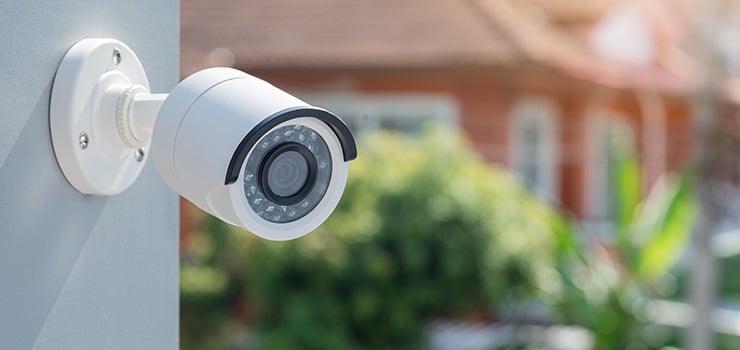 Caméra de surveillance extérieure fixée au mur de la maison pour assurer la sécurité dans le jardin