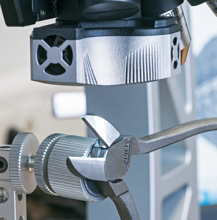 Un gros plan d'une pince coupante de côté Knipex, dont la qualité est vérifiée par un système optique automatisé.