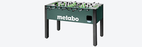 Baby-foot Metabo vert avec des pieds noirs sur fond clair.
