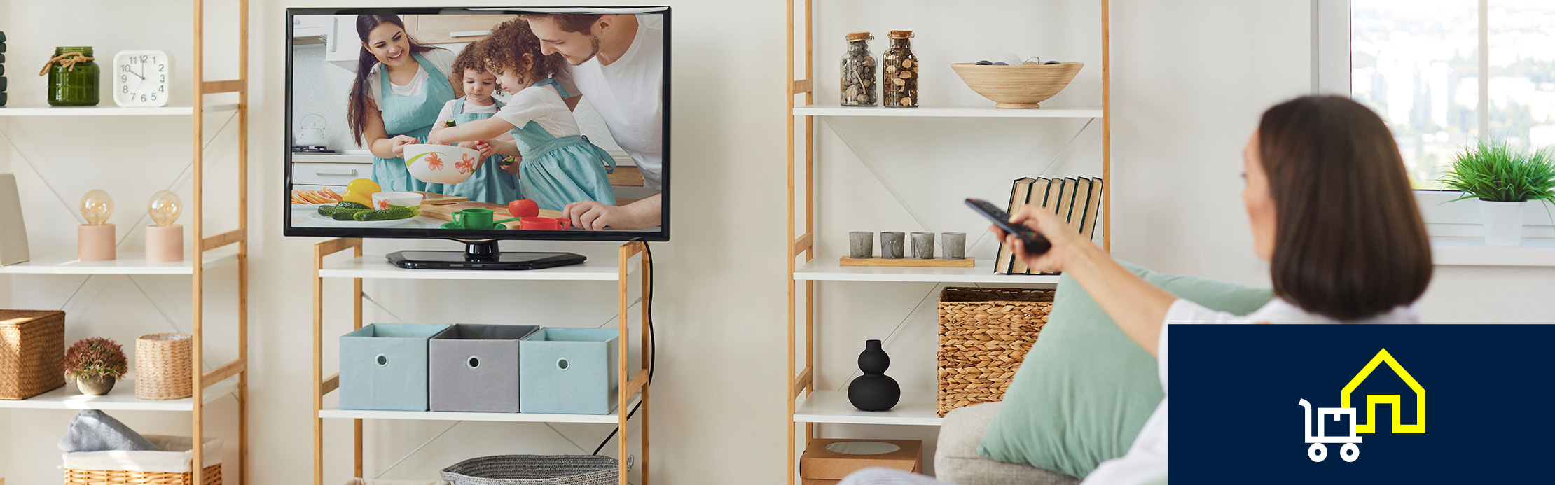 Une personne utilise une télécommande pour contrôler un téléviseur dans le salon, tandis que le symbole de la livraison à domicile indique l'achat d'appareils électroniques grand public.