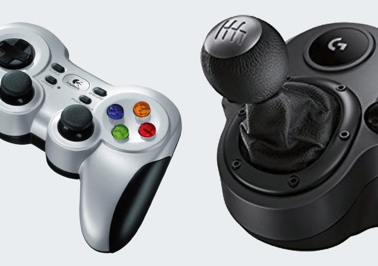 Manette de jeu Logitech argentée avec des boutons colorés, à côté d'un levier de vitesses noir destiné aux jeux de course.
