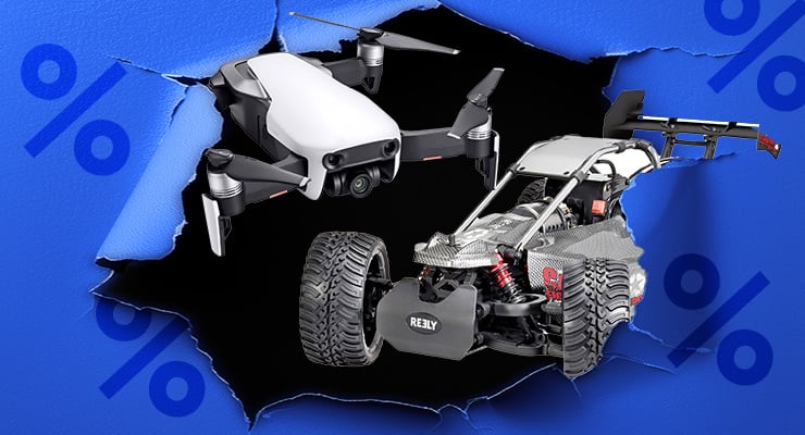 Un drone et une voiture télécommandée apparaissent ensemble derrière un fond bleu déchiré.