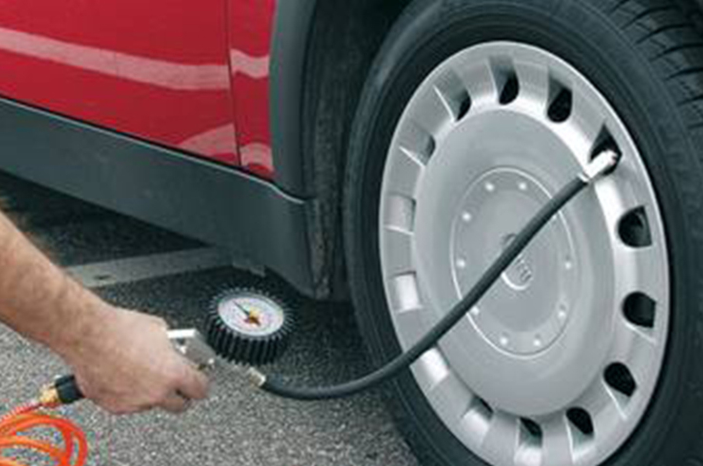 Contrôler la pression des pneus - voir les testeurs de pression des pneus →