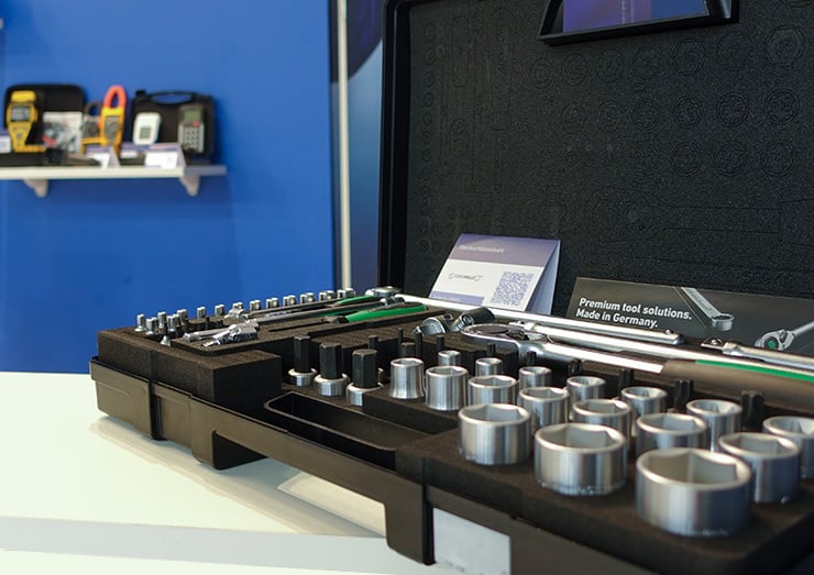 Gros plan d'un petit ensemble d'embouts avec de nombreux accessoires de différentes tailles