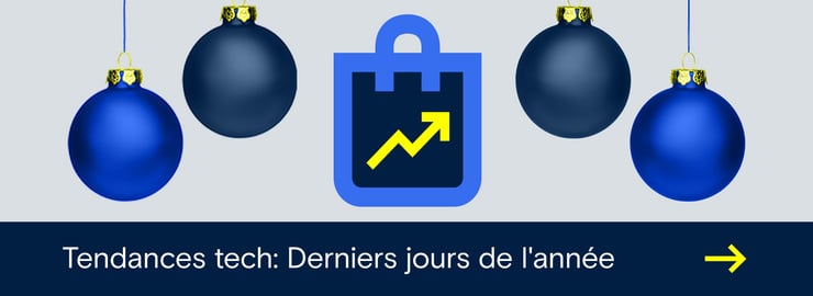 Scène de Noël avec des boules de Noël bleues et un sac de courses bleu stylisé avec une flèche jaune pointant vers le haut