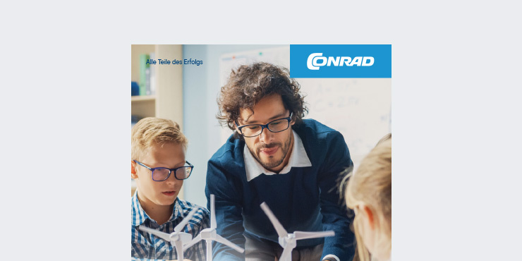 Page de couverture avec un enseignant et deux enfants regardant de petites éoliennes