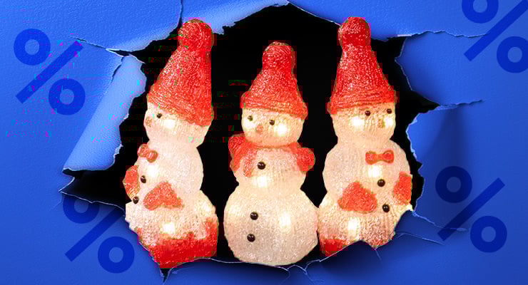 Trois bonhommes de neige lumineux coiffés de bonnets rouges apparaissent derrière un fond bleu déchiré.
