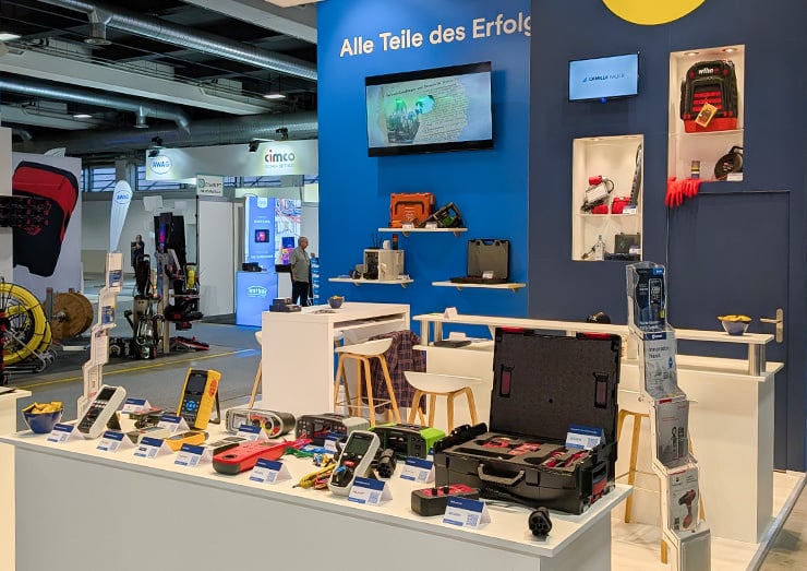 Vue complète du stand depuis le côté droit