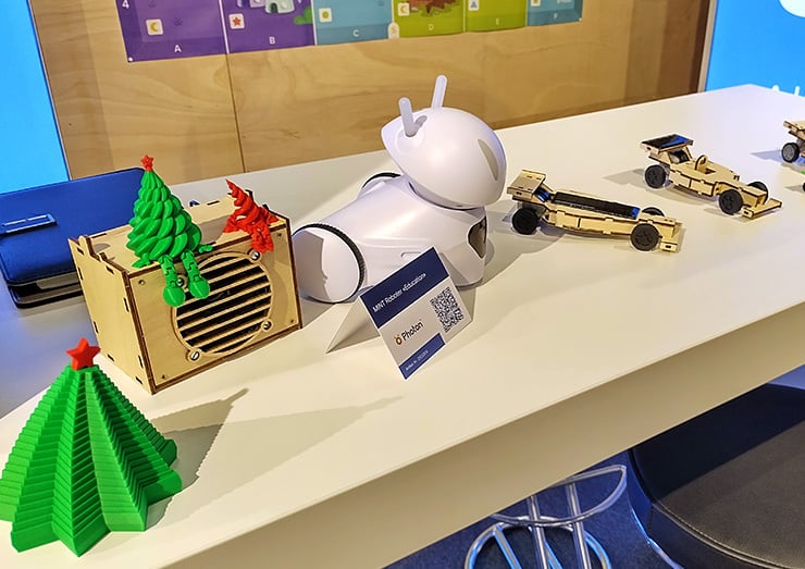  Vue de quelques produits liés à l'éducation disposés sur une table