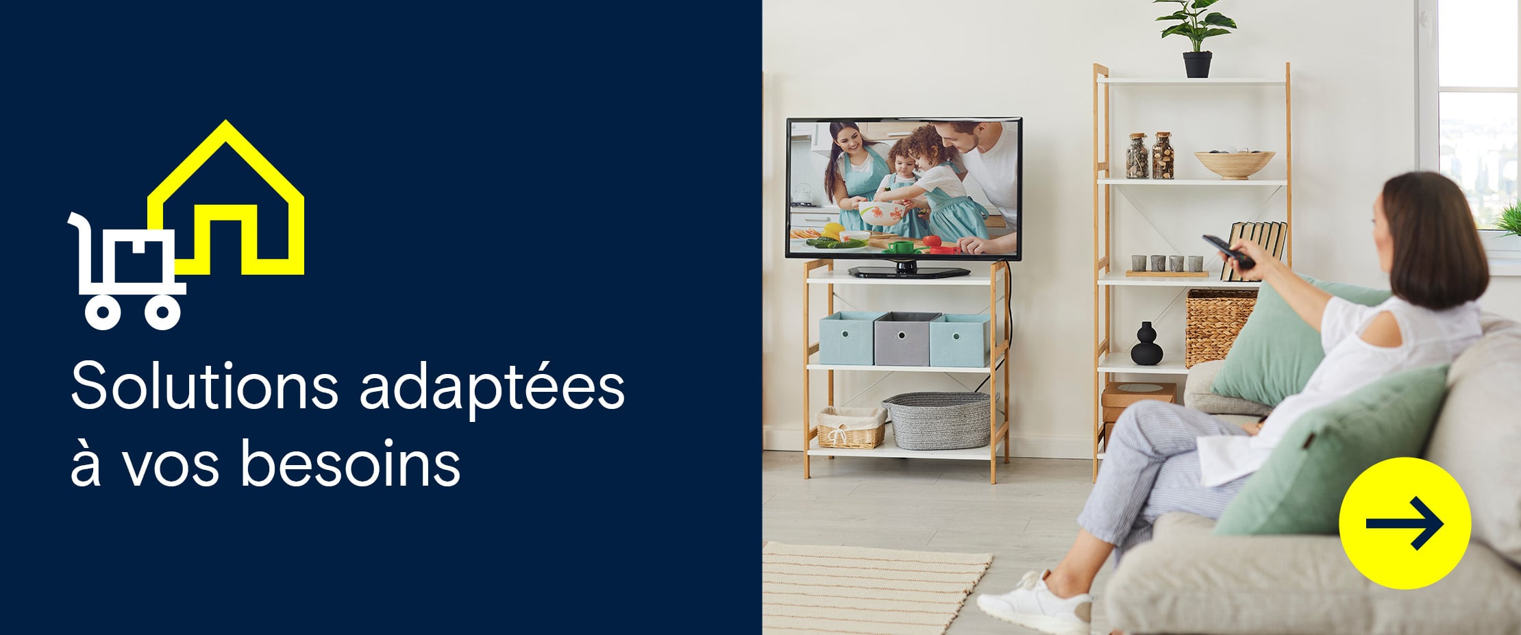 Visuel avec symbole de maison et texte “Une technologie adaptée à vos besoins”, accompagné d’une personne regardant la télévision à la maison.