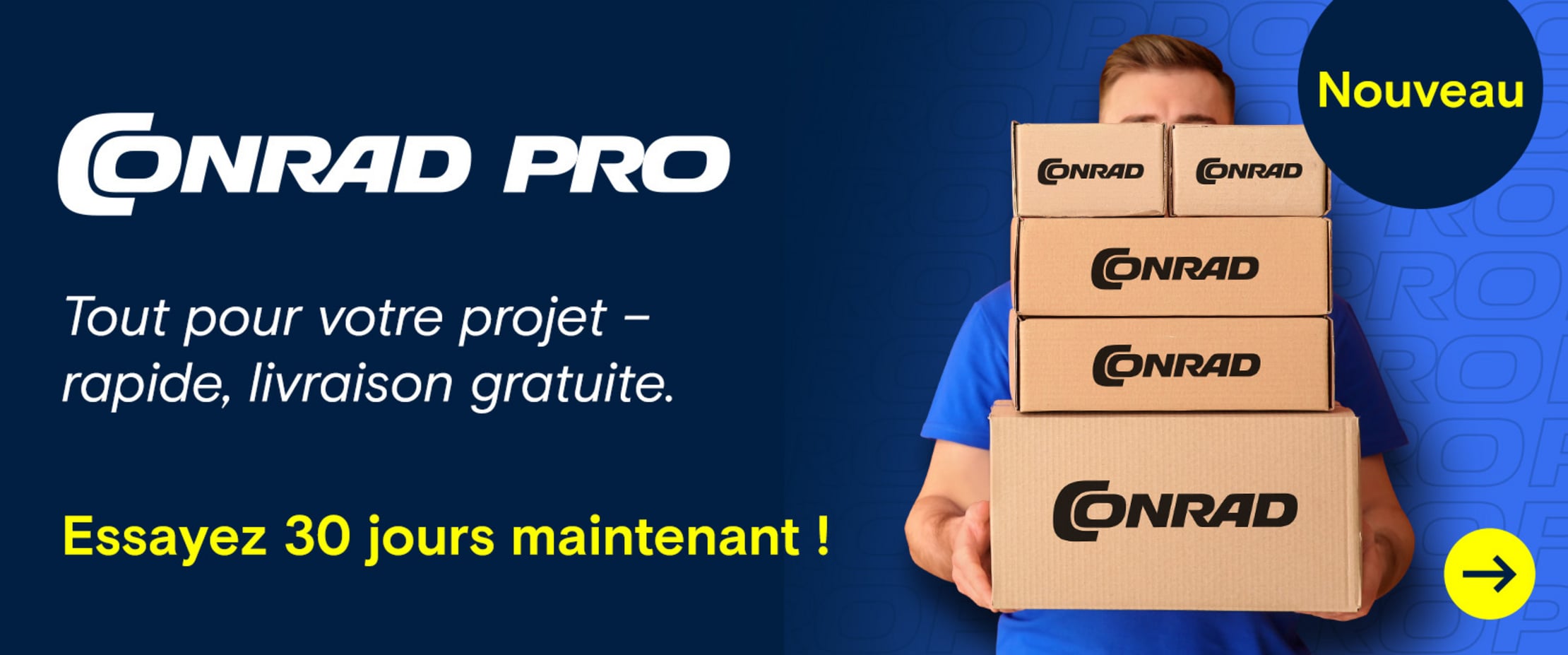 Un homme en t-shirt bleu tient une pile de cinq cartons d'expédition Conrad bruns avec le logo noir. L'arrière-plan est bleu foncé avec l'inscription 'Conrad Pro' et une mention 'Nouveau'.