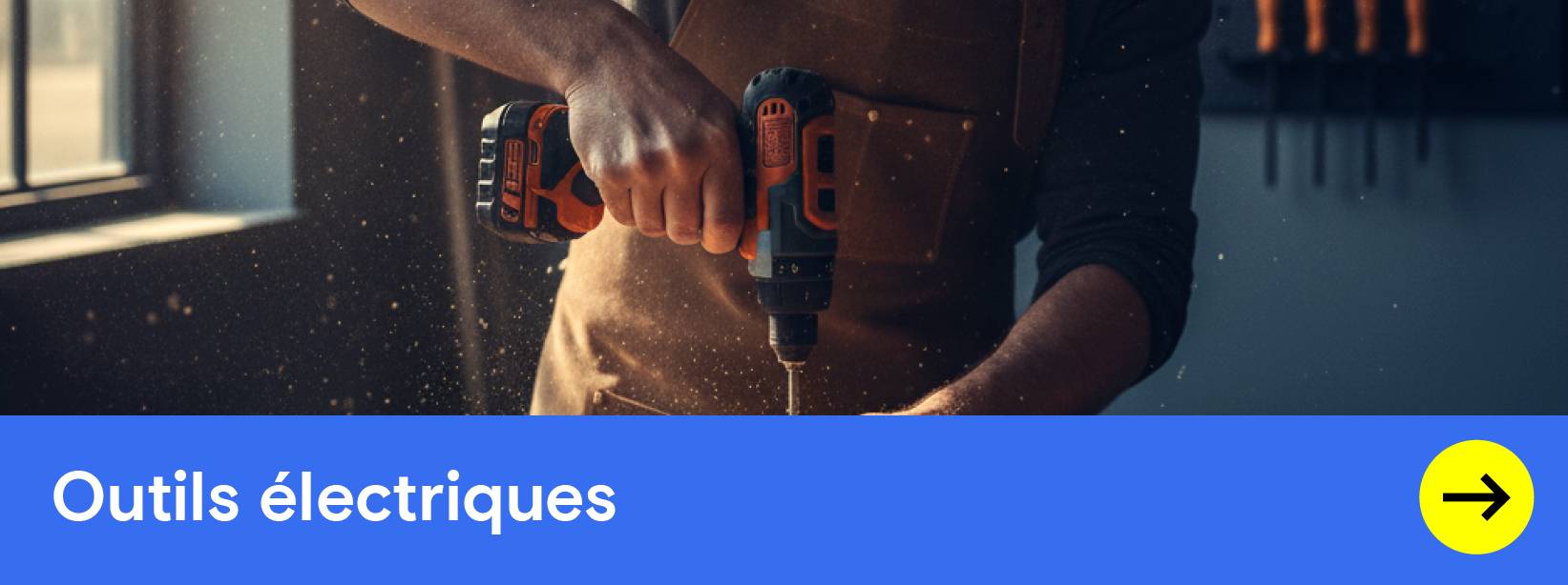 Un homme portant un tablier et des lunettes de sécurité perce un cadre en bois avec une perceuse-visseuse électrique dans un atelier.