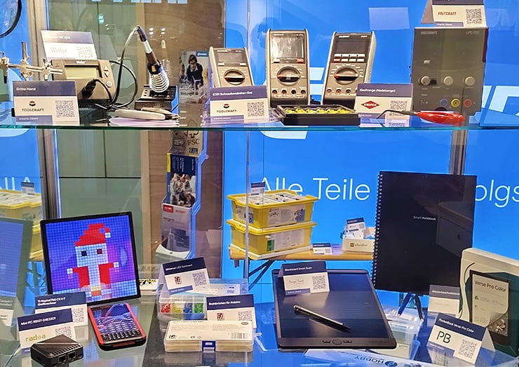  Gros plan sur une vitrine contenant de nombreux produits liés à l'éducation.