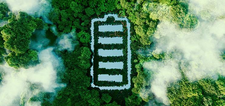Vue aérienne d'une forêt avec une batterie stylisée formée par des arbres.