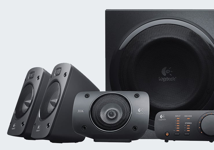 Système d'enceintes Logitech noir comprenant deux enceintes satellites, une enceinte centrale, un caisson de basses et un boîtier de commande.