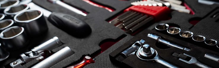 Gros plan sur une boîte à outils noire contenant divers outils