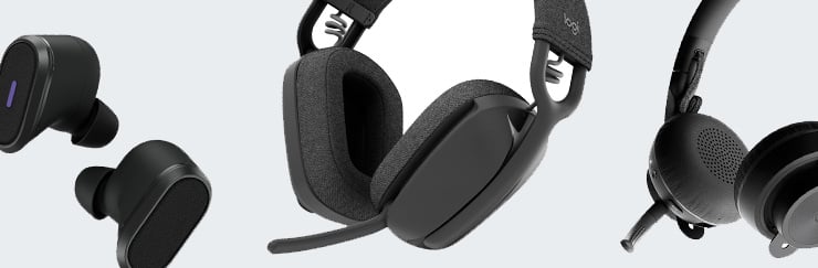 Des écouteurs intra-auriculaires sans fil et deux casques Logitech noirs, dont l'un est équipé d'un micro.