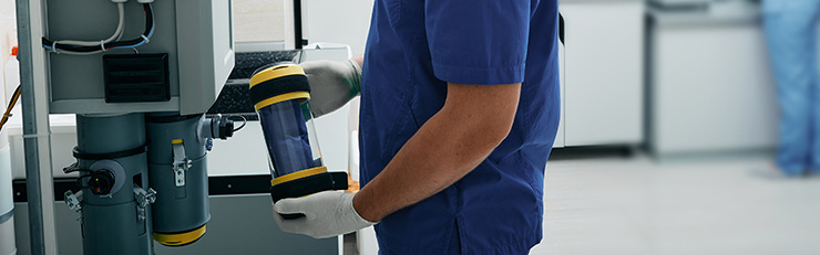 Photo :  L'assistant de laboratoire envoie les résultats d'une analyse de laboratoire par pneumatique