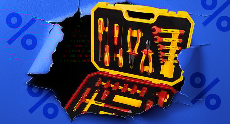 Une boîte à outils jaune et rouge contenant des outils à main isolés tels que des tournevis, des pinces et des clés à douille.