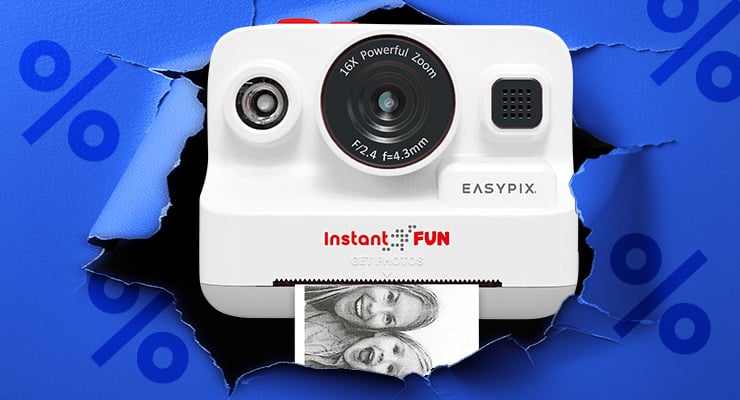 Un appareil photo instantané blanc imprime une photo en noir et blanc et apparaît derrière un fond bleu déchiré.