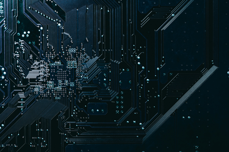 Vue détaillée haute résolution d'un circuit imprimé électronique avec des circuits denses et un guidage précis des structures