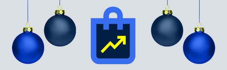 Scène de Noël avec des boules de Noël bleues et un sac de courses bleu stylisé avec une flèche jaune pointant vers le haut