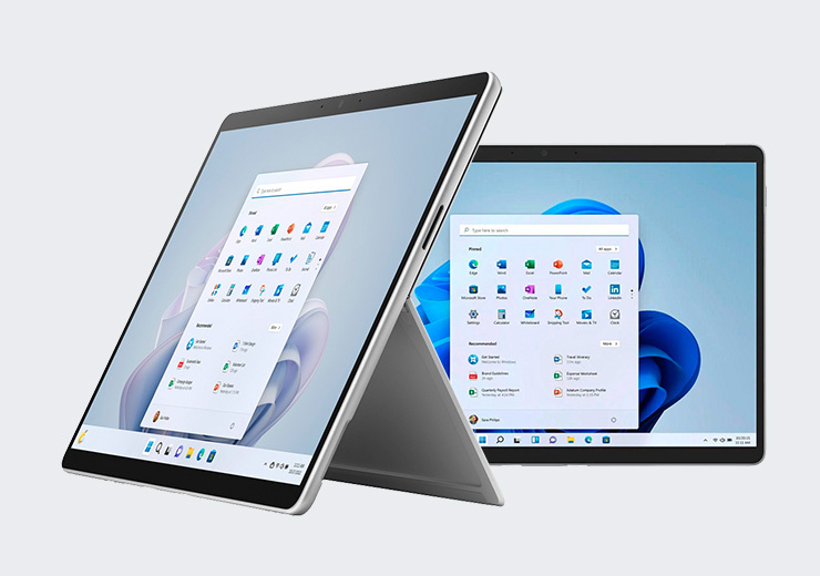 Deux appareils Microsoft Surface équipés d'un support et dont le menu Démarrer de Windows est ouvert.