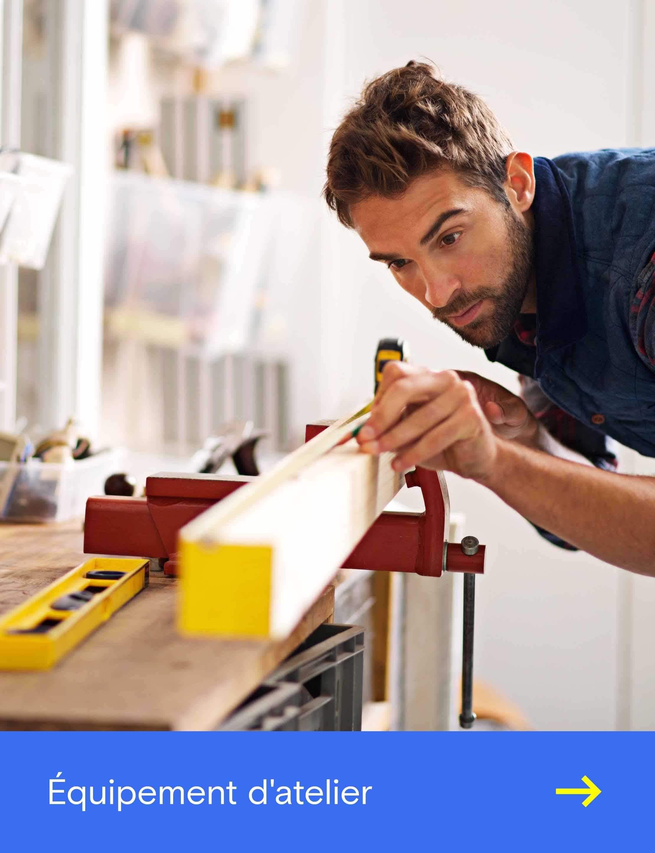 Visuel promotionnel montrant une personne mesurant précisément une pièce dans un atelier, accompagné du texte « Équipement d’atelier » pour les outils, les instruments de mesure et les accessoires d’atelier professionnels.