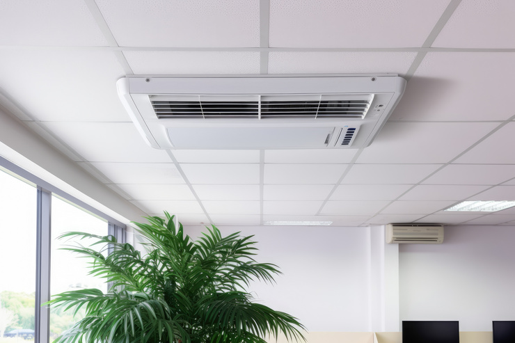 Système de climatisation monté au plafond dans un bureau