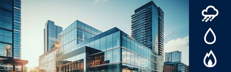 Bâtiments modernes avec des icônes sur le côté illustrant les risques potentiels auxquels font face les bâtiments