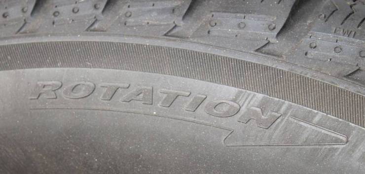 Controleer de looprichting van de autoband