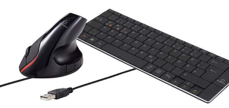 Souris verticale ergonomique noire à côté d’un clavier compact avec connexion USB.